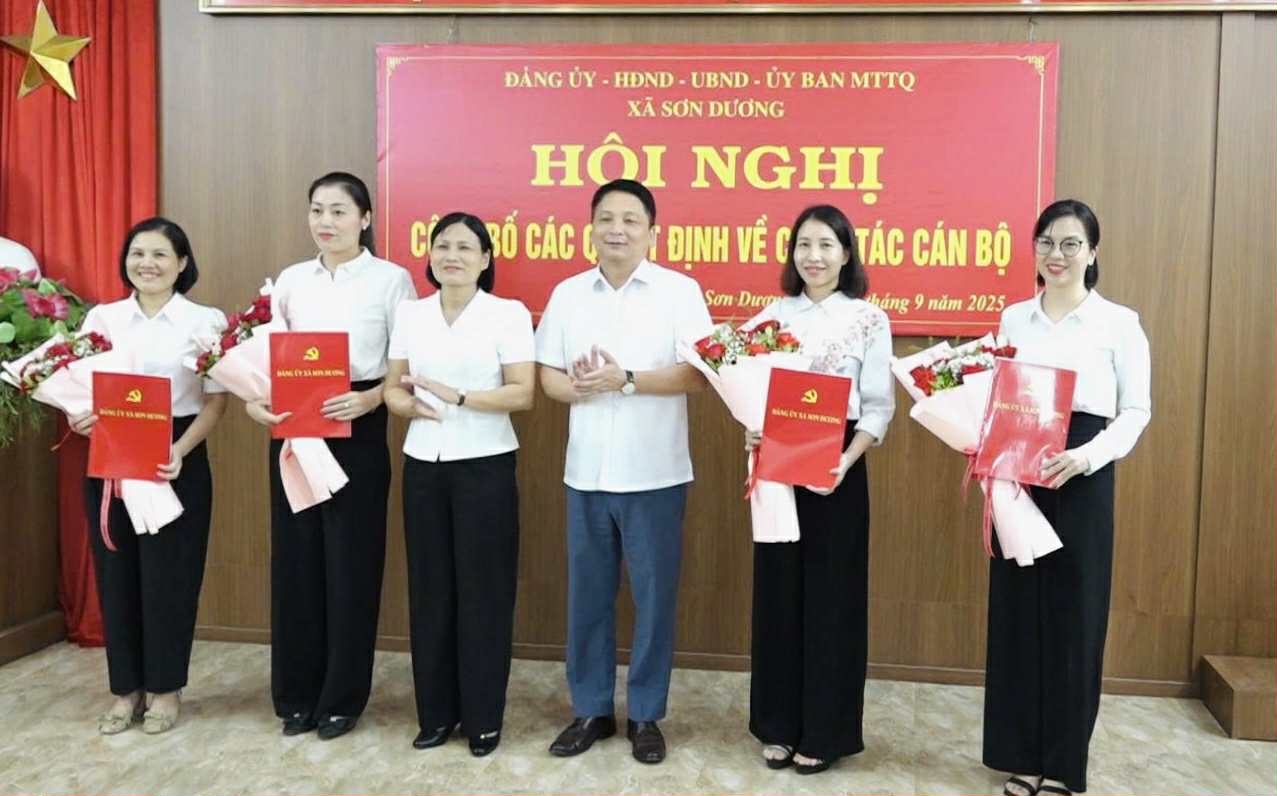 Đảng ủy xã Sơn Dương công bố các quyết định về công tác cán bộ nhiệm kỳ 2025–2030