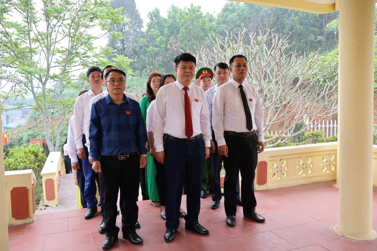 Viếng liệt sỹ2.jpg