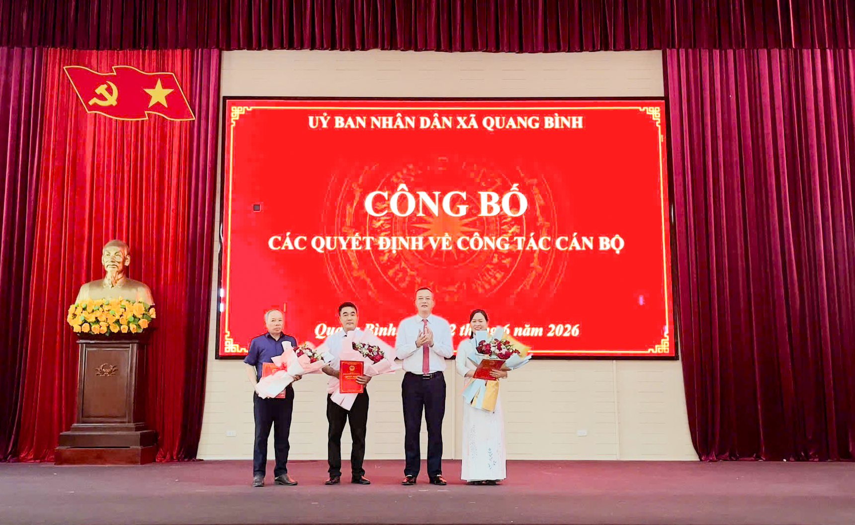 Xã Quang Bình công bố các quyết định về công tác cán bộ