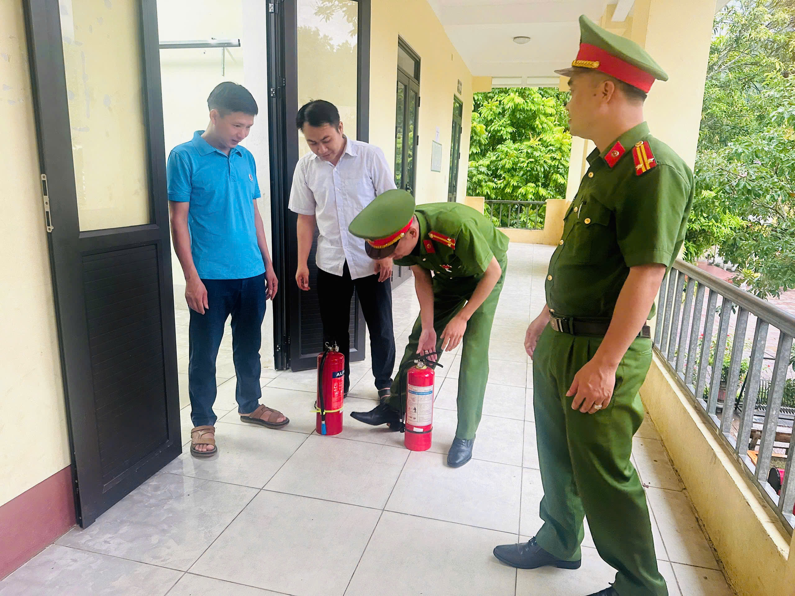 CÔNG AN XÃ MINH NGỌC KIỂM TRA CÔNG TÁC PHÒNG CHÁY, CHỮA CHÁY TRƯỚC KỲ THI TỐT NGHIỆP THPT NĂM 2026