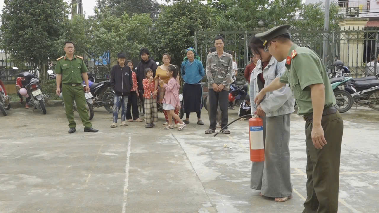 CÔNG AN XÃ XÍN MẦN TUYÊN TRUYỀN, TRẢI NGHIỆM KỸ NĂNG PCCC VÀ CNCH CHO NGƯỜI DÂN
