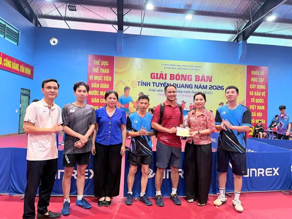 Lãnh đạo xã Ngọc Đường động viên, cổ vũ đoàn vận động viên bóng bàn tham gia giải đấu cấp tỉnh