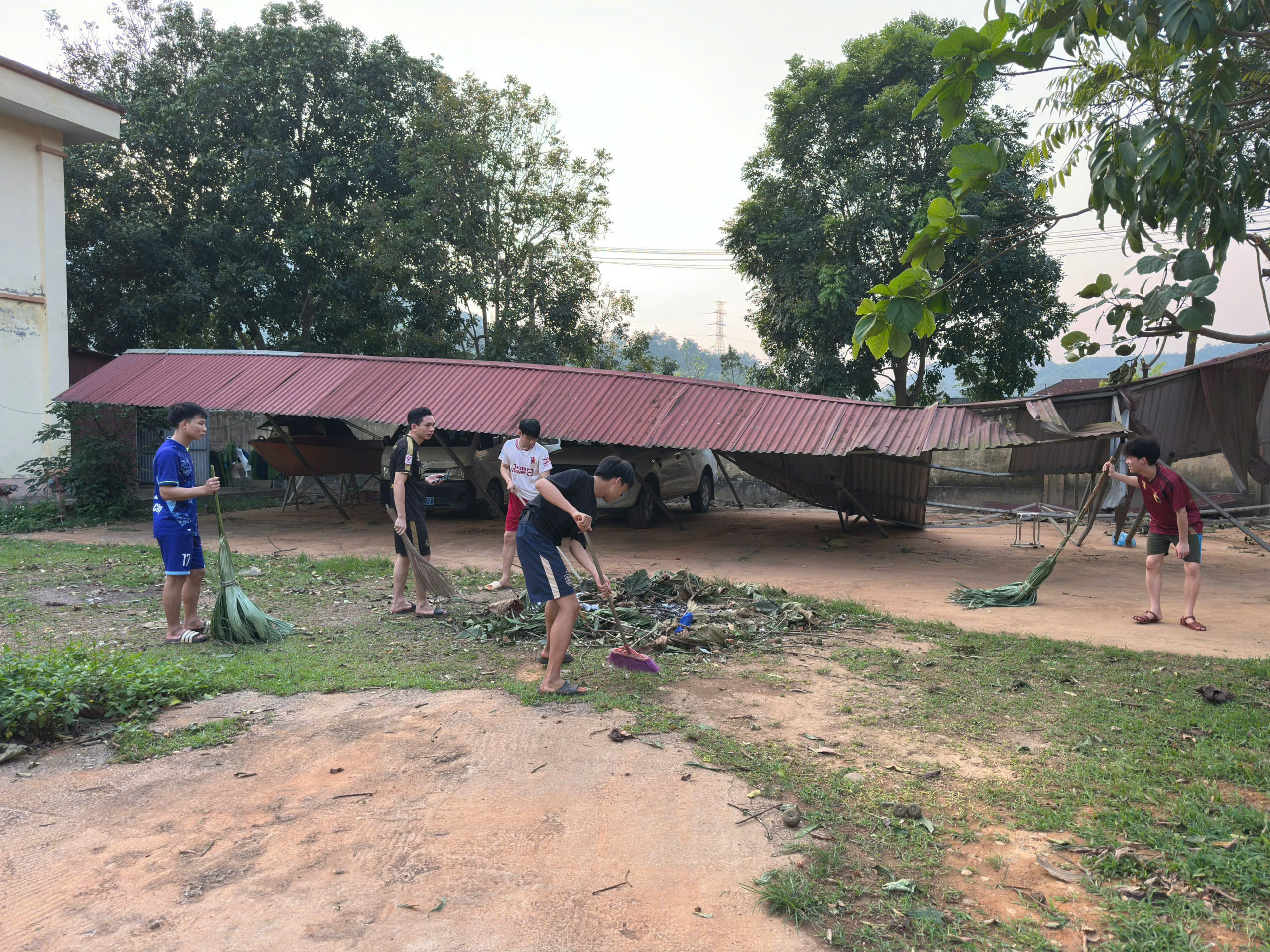 TRẠI TẠM GIAM SỐ 2 CÔNG AN TỈNH KHẨN TRƯƠNG KHẮC PHỤC HẬU QUẢ MƯA GIÔNG