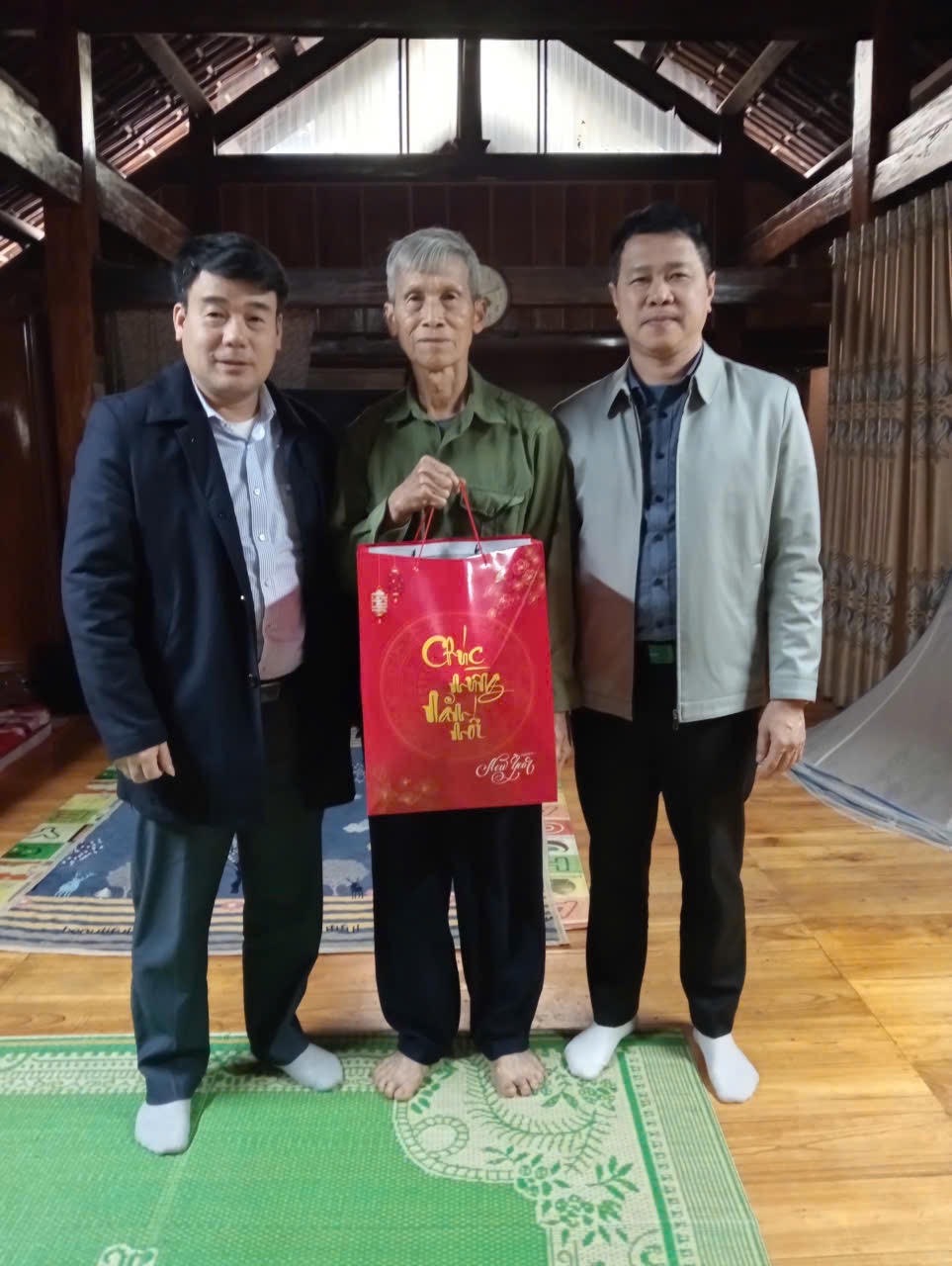 LÃNH ĐẠO THƯỜNG TRỰC ĐẢNG ỦY XÃ YÊN LẬP THĂM HỎI, TẶNG QUÀ NGUYÊN LÃNH ĐẠO XÃ QUA CÁC THỜI KỲ NHÂN DỊP TẾT NGUYÊN ĐÁN BÍNH NGỌ