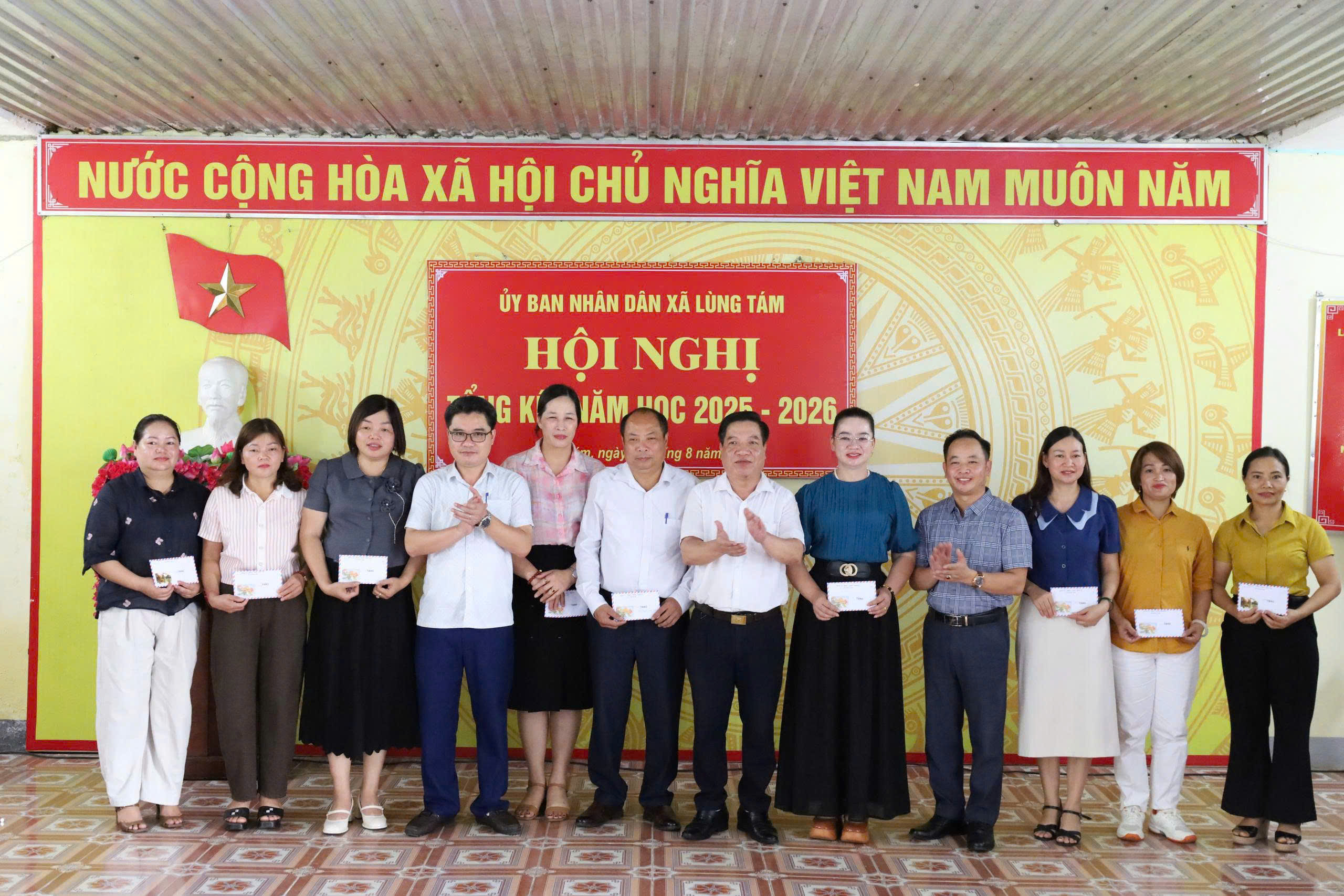 XÃ LÙNG TÁM TỔNG KẾT, TUYÊN DƯƠNG, KHEN THƯỞNG GIÁO VIÊN CÓ THÀNH TÍCH XUẤT SẮC NĂM HỌC 2025-2026