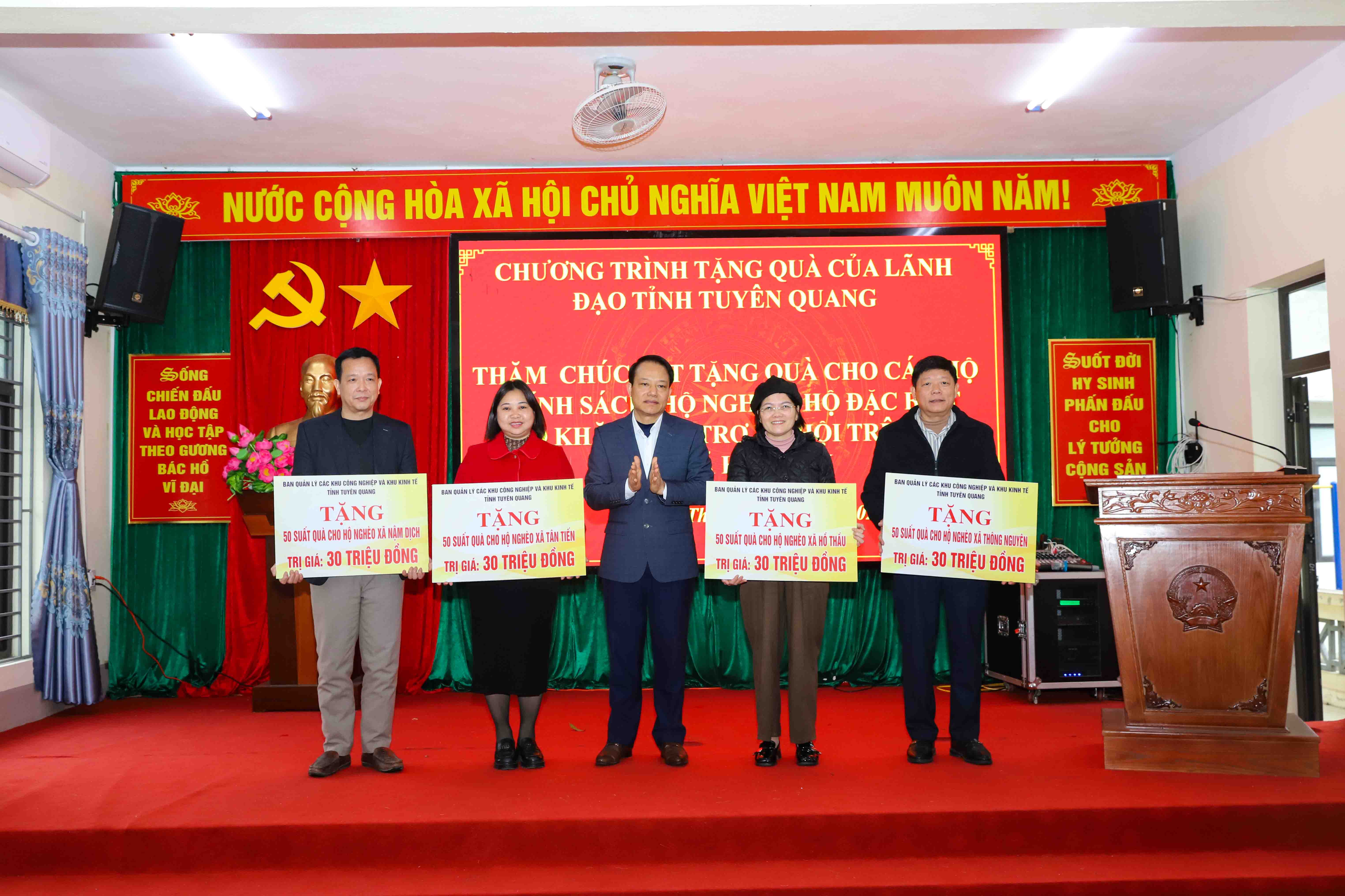 LÃNH ĐẠO TỈNH, THĂM TẶNG QUÀ TẾT NGUYÊN ĐÁN TẠI XÃ HỒ THẦU