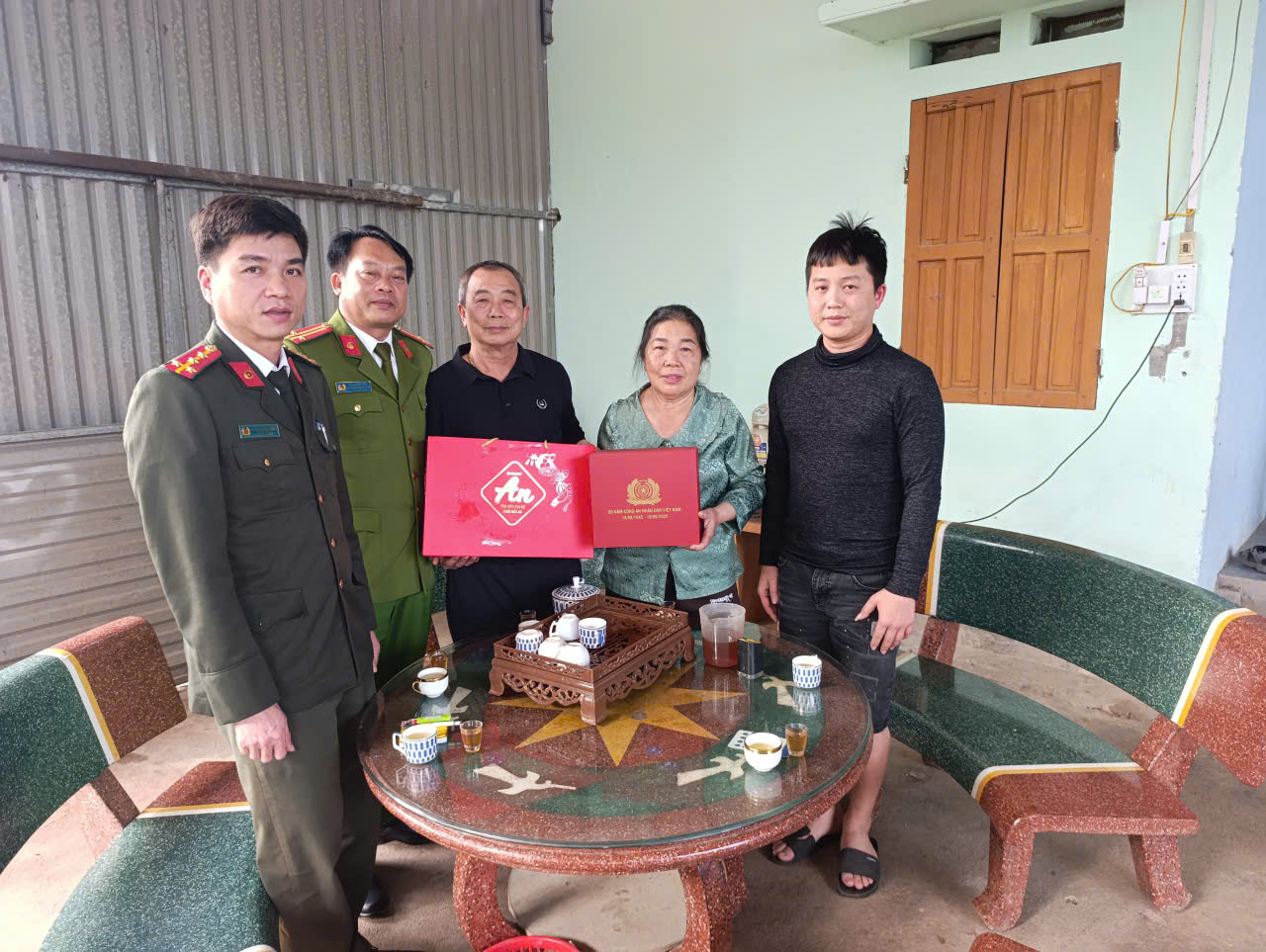 CÔNG AN XÃ SƠN DƯƠNG TẶNG QUÀ NGƯỜI CÓ UY TÍN TRÊN ĐỊA BÀN NHÂN DỊP CHUẨN BỊ ĐÓN TẾT NGUYÊN ĐÁN 2026