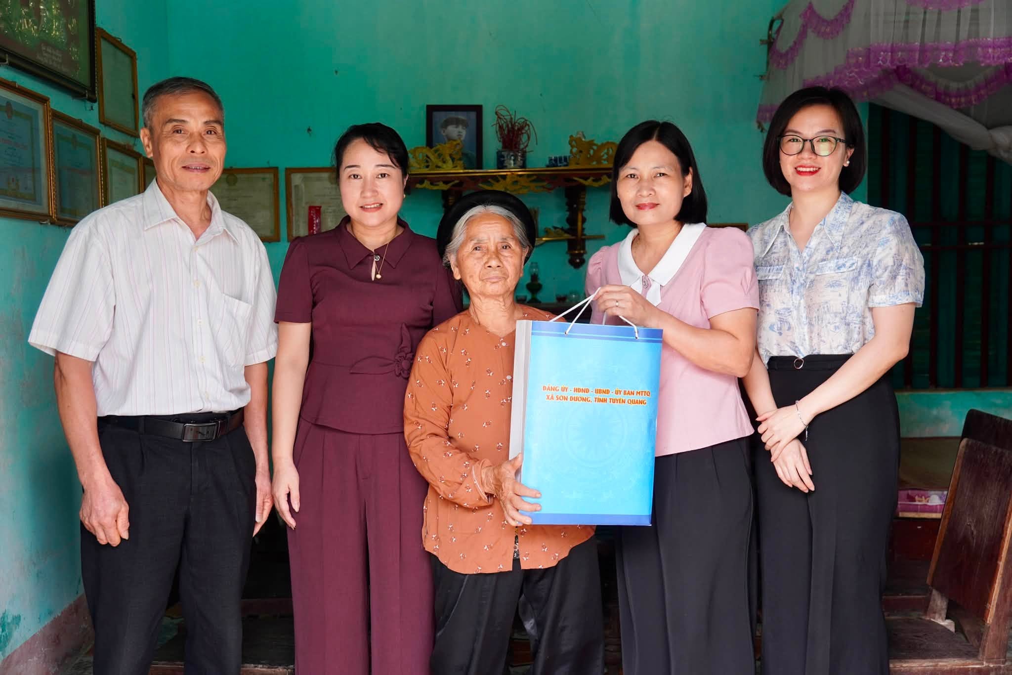 Đồng chí Phó Bí thư Thường trực Đảng uỷ xã Đinh Thị Kim Luyến thăm hỏi, động viên gia đình chính sách nhân dịp 27/7