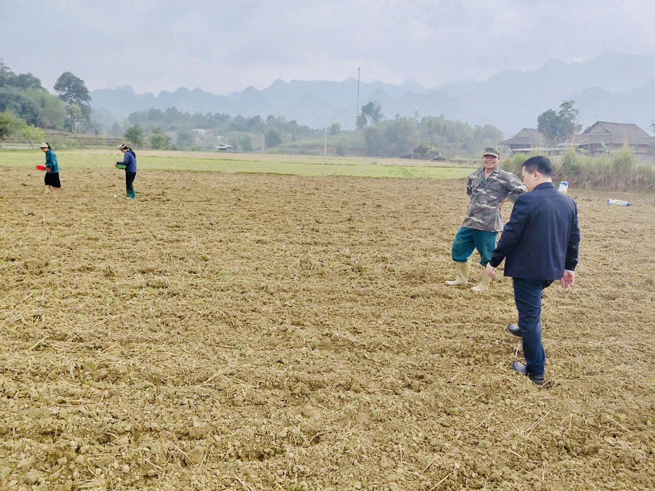 LÃNH ĐẠO XÃ BẠCH NGỌC KIỂM TRA CÔNG TÁC SẢN XUẤT VỤ XUÂN NĂM 2026