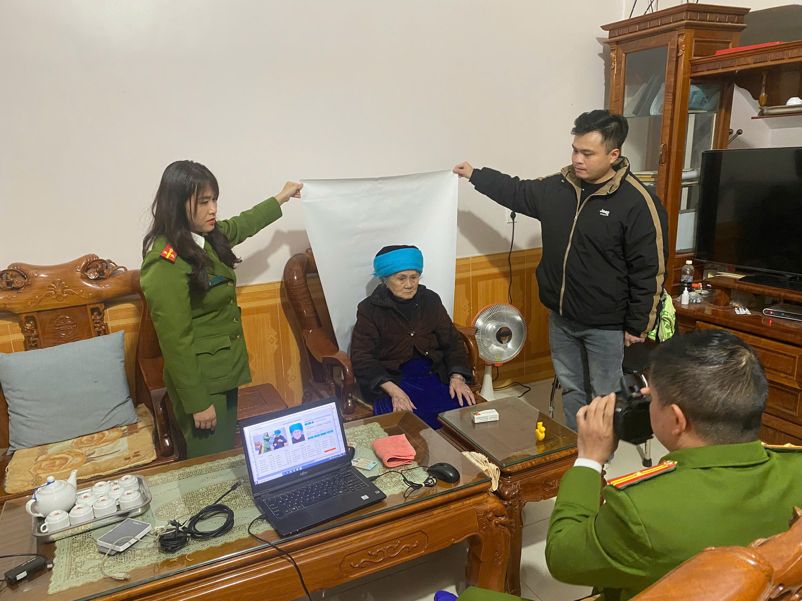 CÔNG AN XÃ ĐỒNG VĂN TẬN TÌNH HỖ TRỢ NGƯỜI DÂN KÍCH HOẠT ĐỊNH DANH ĐIỆN TỬ