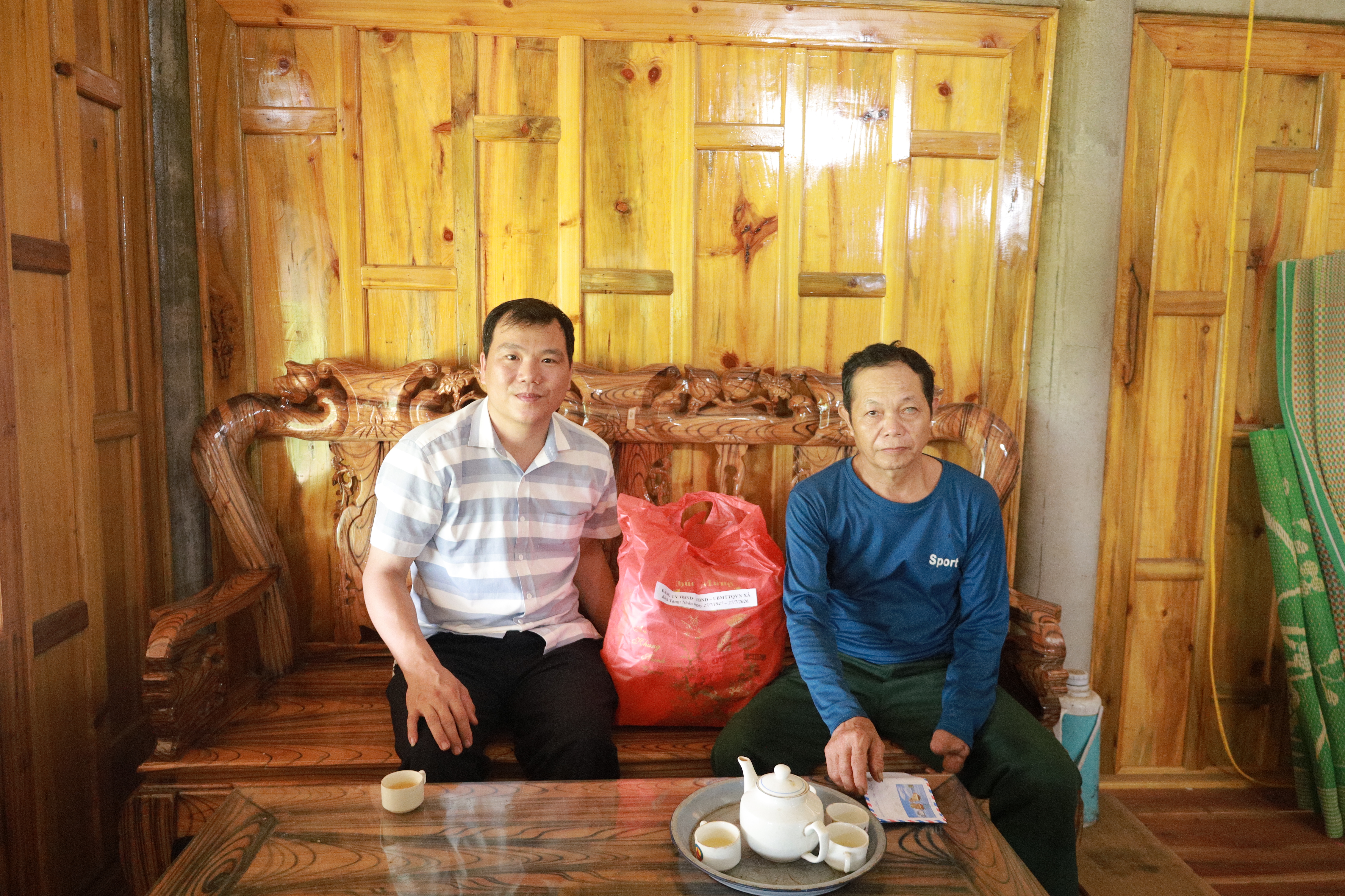 CÁC ĐỒNG CHÍ THƯỜNG TRỰC ĐẢNG ỦY  XÃ NẬM DỊCH THĂM, TẶNG QUÀ NGƯỜI CÓ CÔNG VỚI CÁCH MẠNG, THÂN NHÂN LIỆT SĨ TIÊU BIỂU NHÂN KỶ NIỆM 79 NĂM NGÀY THƯƠNG BINH - LIỆT SĨ (27/7/1947 - 27/7/2026
