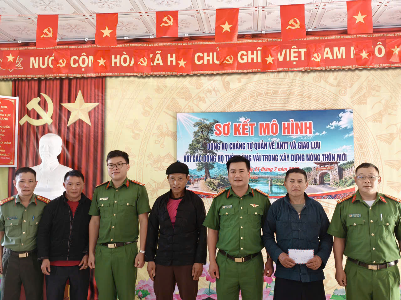 THÔN LÙNG VÁI TỔ CHỨC SƠ KẾT MÔ HÌNH DÒNG HỌ CHÁNG TỰ QUẢN VỀ ANTT VÀ GIAO LƯU XÂY DỰNG NÔNG THÔN MỚI