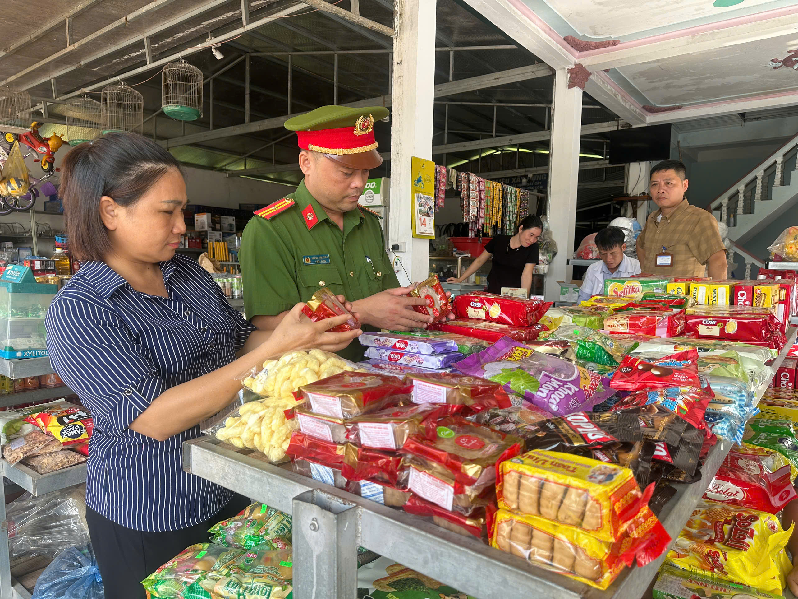 TÂN TRỊNH: KIỂM TRA AN TOÀN THỰC PHẨM TẠI 11 CƠ SỞ KINH DOANH DỊP TẾT TRUNG THU