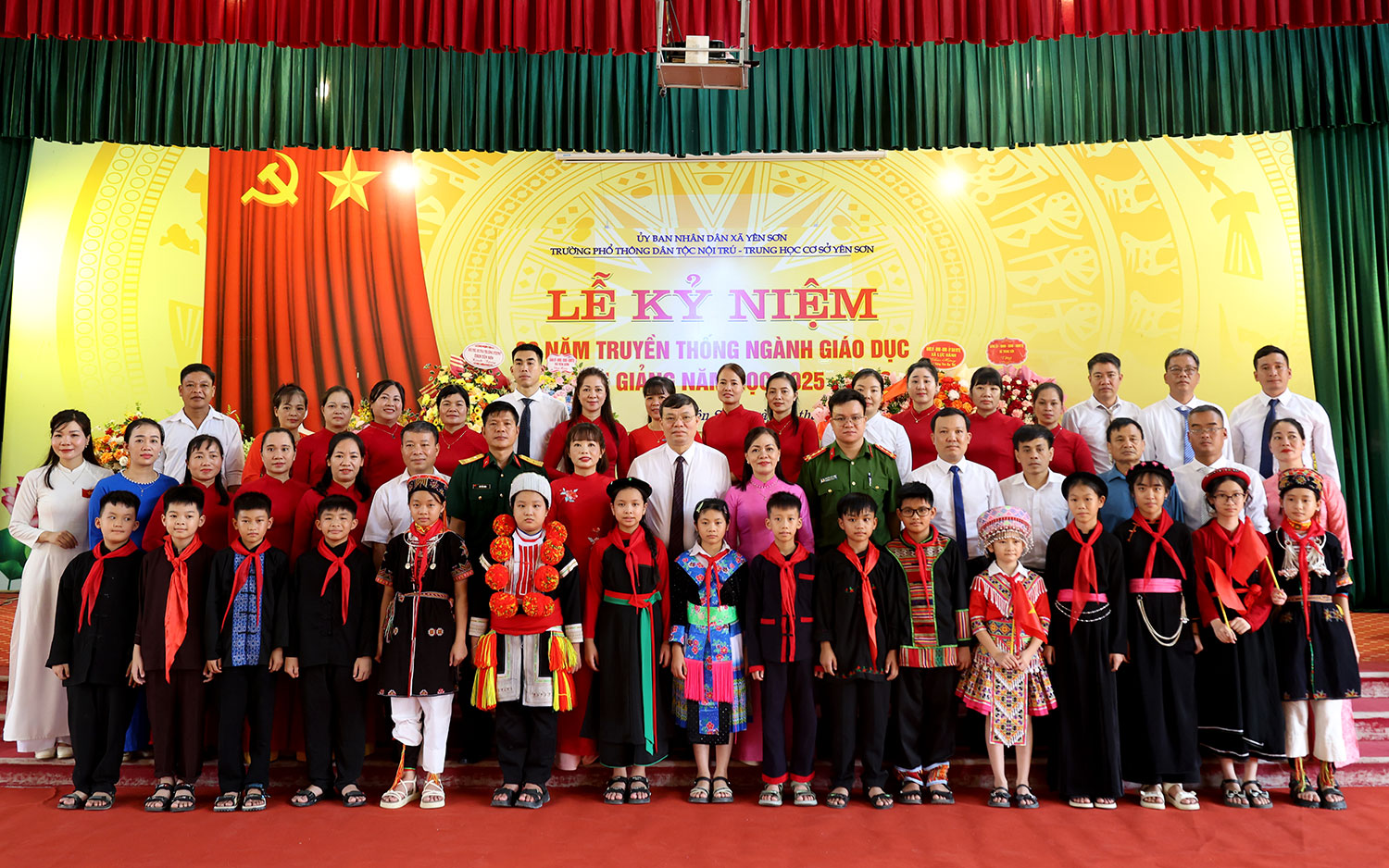 Đồng chí Bí thư Đảng uỷ xã Yên Sơn dự Lễ khai giảng tại trường Phổ thông Dân tộc Nội trú Trung học cơ sở Yên Sơn.