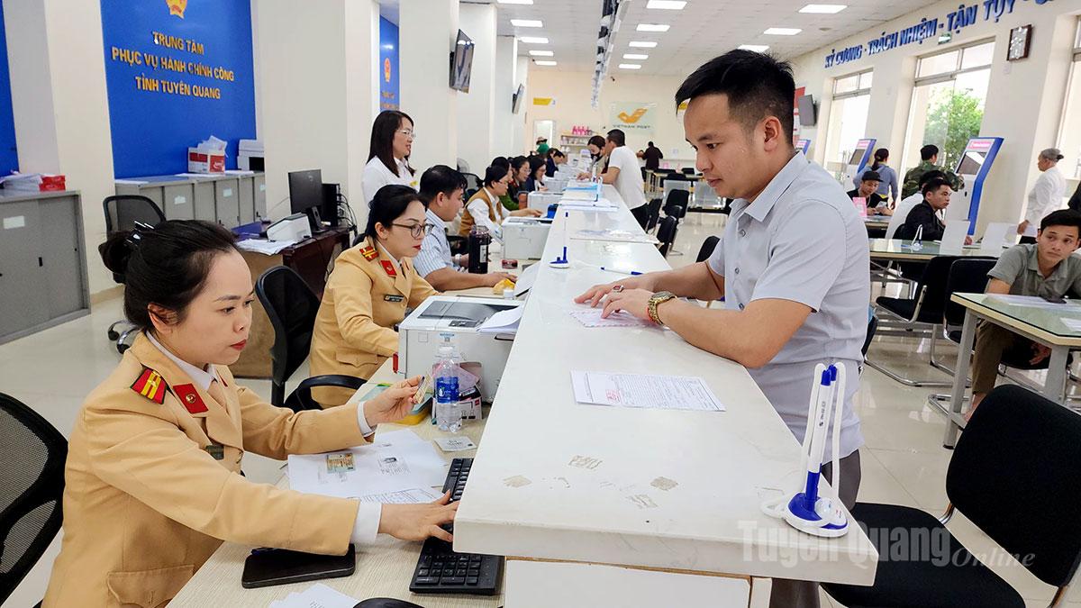 Nhân dân là trung tâm