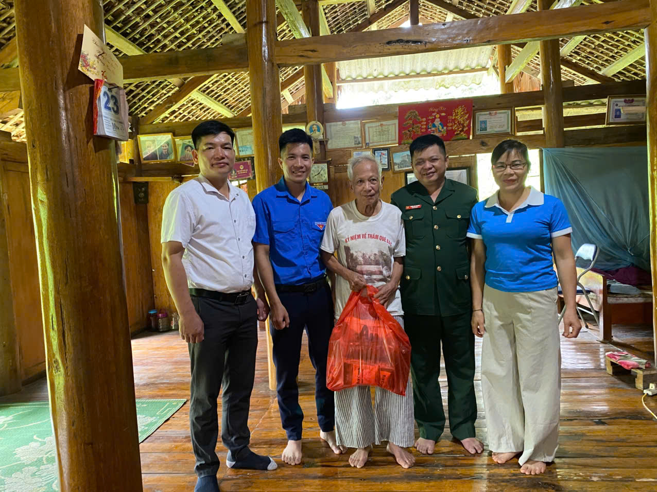 CÁC TỔ CHỨC CHÍNH TRỊ - XÃ HỘI XÃ KHUÔN LÙNG THĂM, TẶNG QUÀ GIA ĐÌNH THƯƠNG BINH, LIỆT SĨ NHÂN DỊP 27/7
