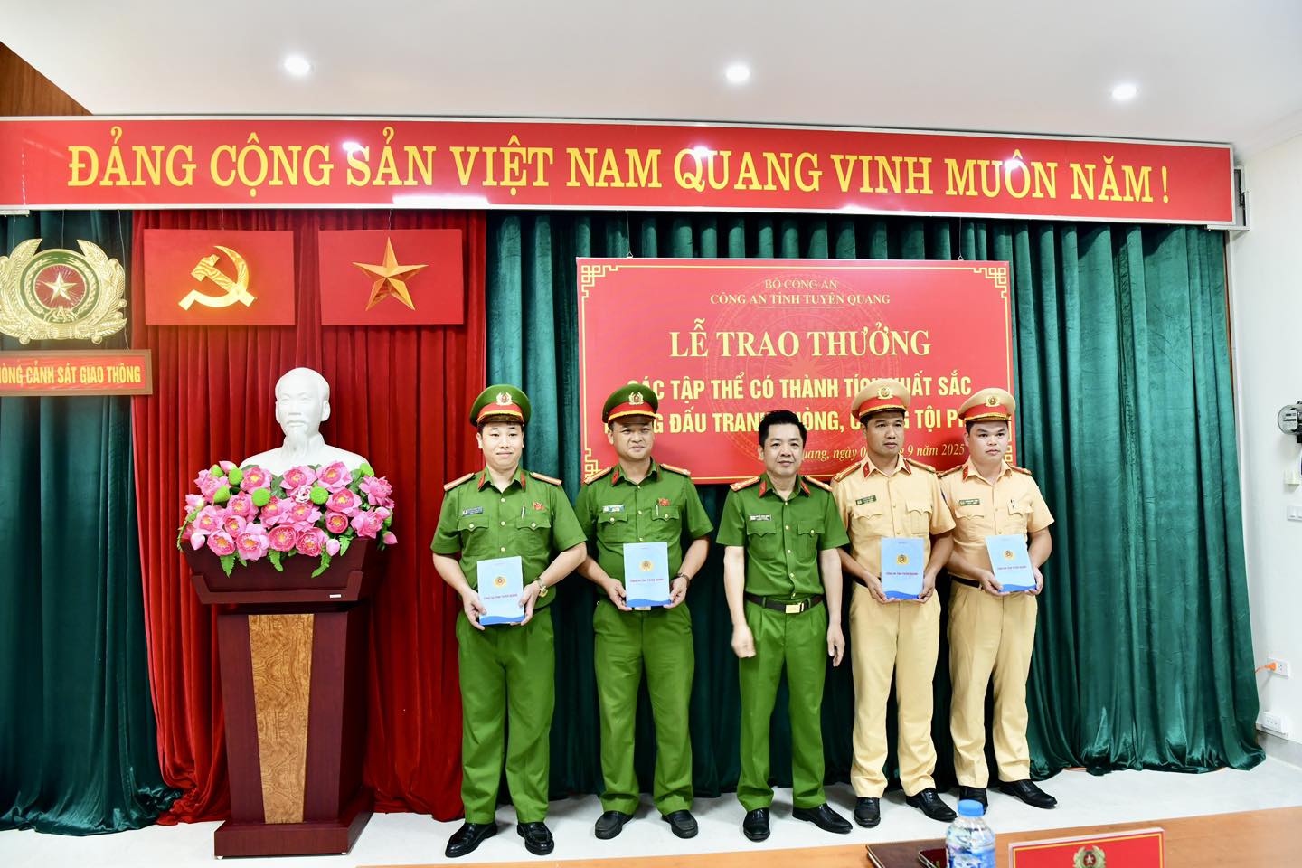 KHEN THƯỞNG 04 TẬP THỂ CÓ THÀNH TÍCH XUẤT SẮC TRONG ĐẤU TRANH VỚI TỘI PHẠM MA TUÝ