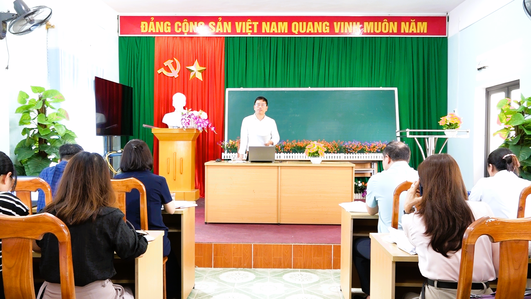 Phó Chủ tịch UBND xã làm việc với các đơn vị trường học trước thềm năm học mới