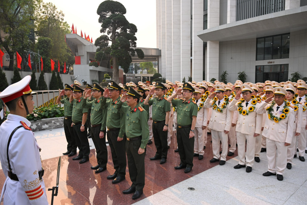 LỰC LƯỢNG THAM MƯU CÔNG AN NHÂN DÂN DÂNG HOA TƯỞNG NIỆM CHỦ TỊCH HỒ CHÍ MINH