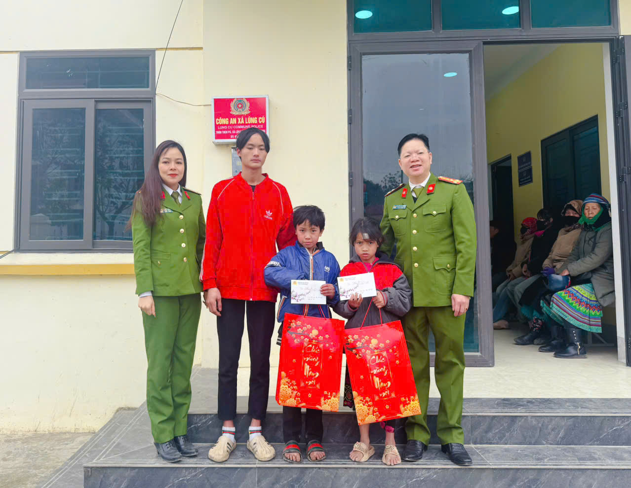 CÔNG AN XÃ LŨNG CÚ TRAO QUÀ TẾT CHO CON NUÔI CÔNG AN XÃ – LAN TỎA YÊU THƯƠNG NƠI ĐỊA ĐẦU TỔ QUỐC