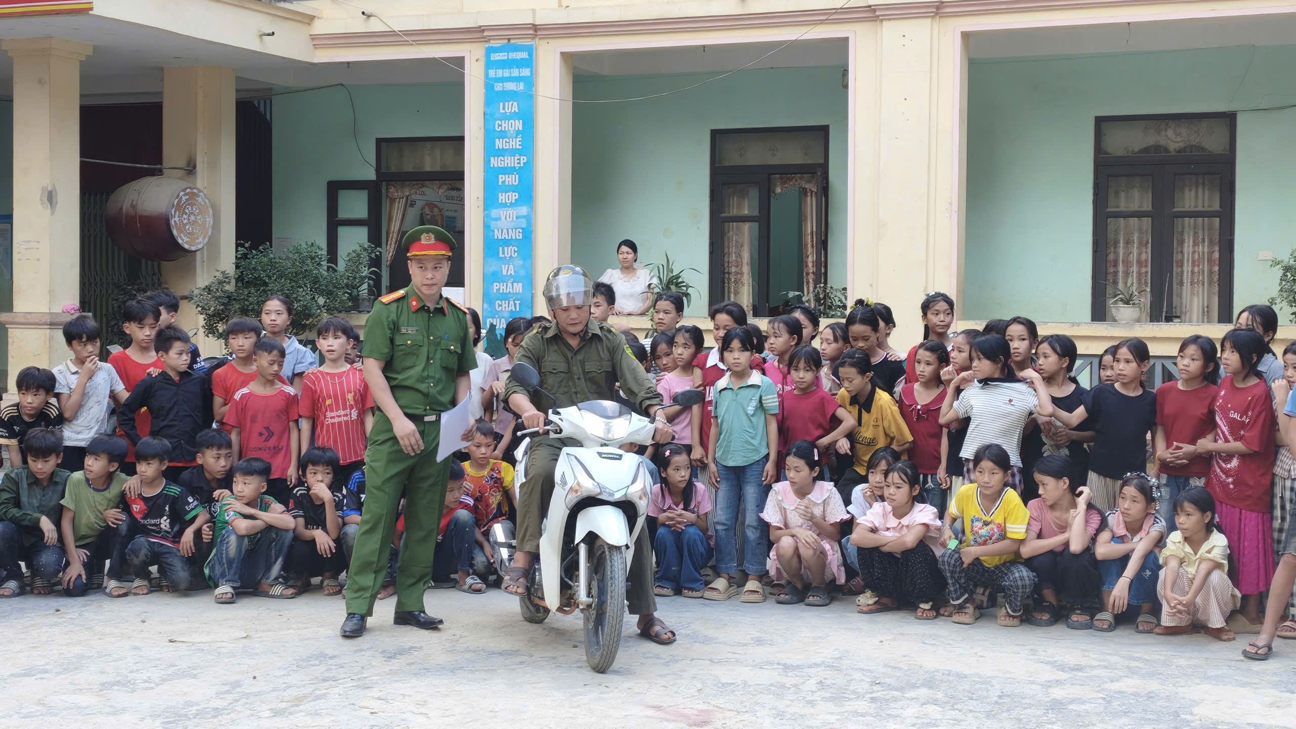 CÔNG AN XÃ NGỌC LONG ĐẨY MẠNH TUYÊN TRUYỀN PHÁP LUẬT, TRANG BỊ KỸ NĂNG THAM GIA GIAO THÔNG AN TOÀN CHO HỌC SINH