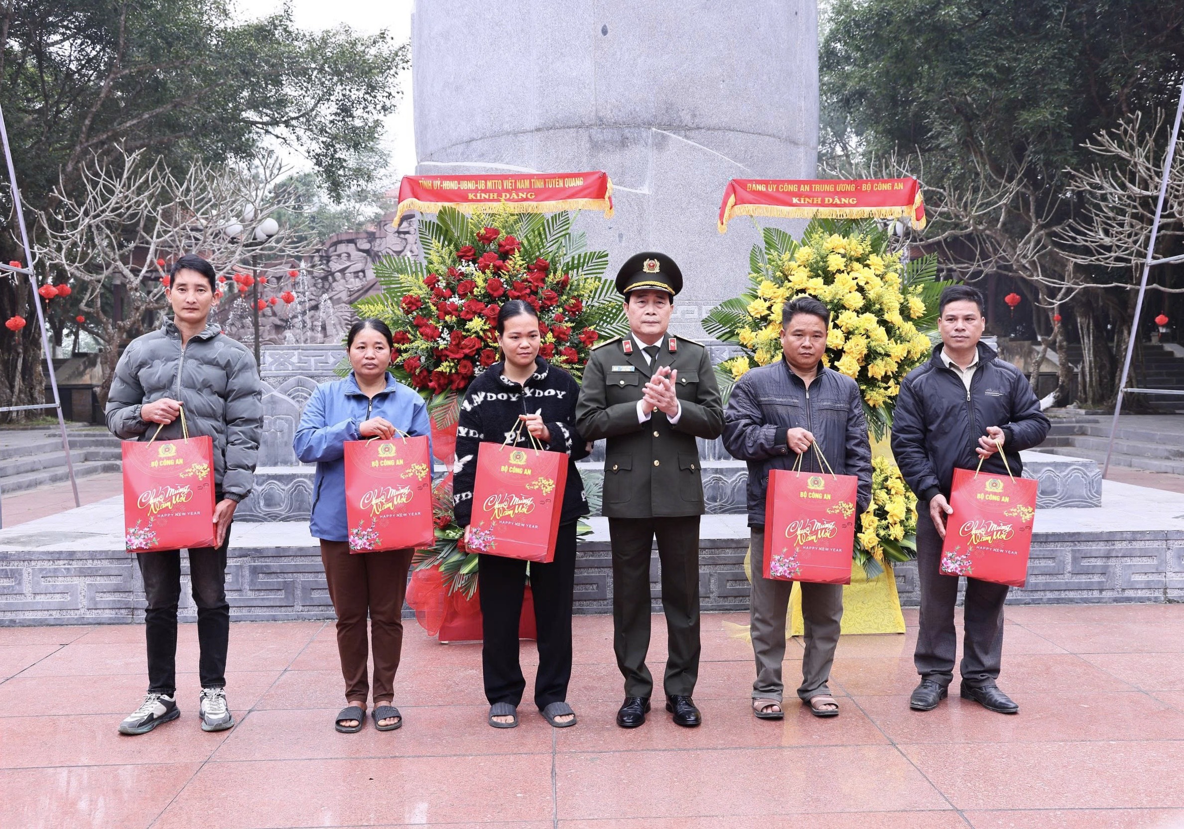 BỘ CÔNG AN TRAO TẶNG QUÀ TẾT CHO NGƯỜI DÂN TỈNH TUYÊN QUANG