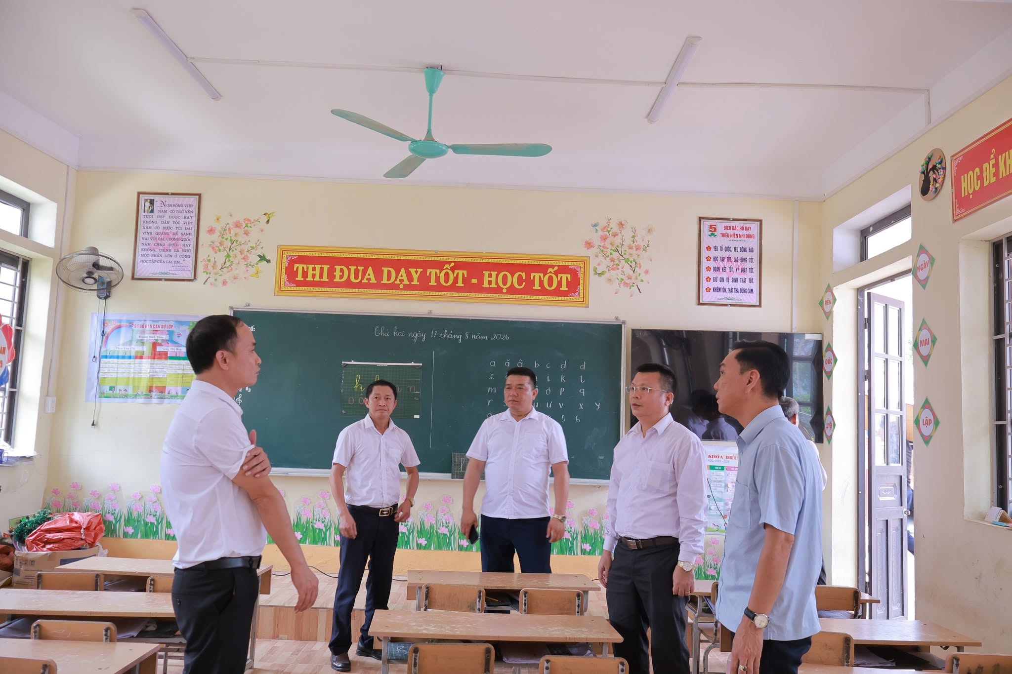 LÃNH ĐẠO XÃ KIỂM TRA TIẾN ĐỘ HOÀN THIỆN CÁC CÔNG TRÌNH TRƯỜNG HỌC TRƯỚC NĂM HỌC MỚI