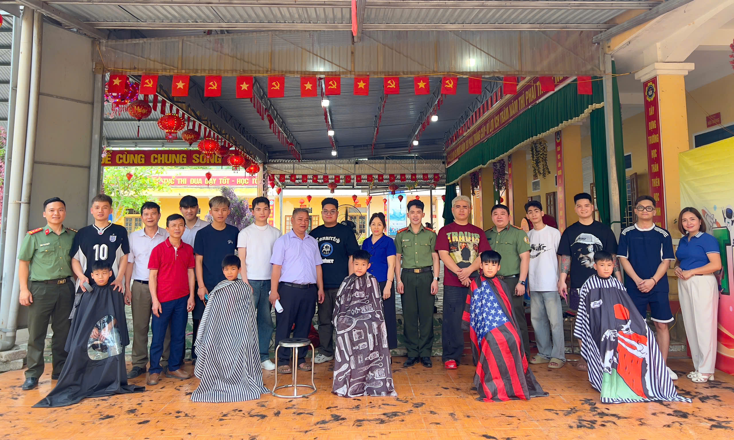 SÔI NỔI CÁC HOẠT ĐỘNG TÌNH NGUYỆN VÌ NHÂN DÂN PHỤC VỤ