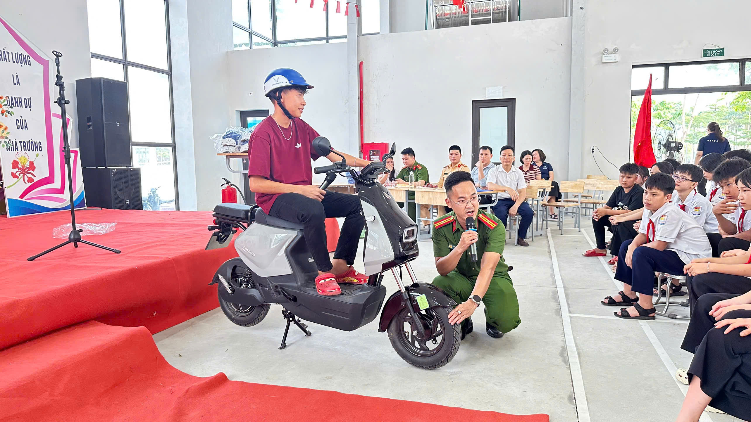 CÔNG AN XÃ SƠN DƯƠNG PHỐI HỢP VỚI PHÒNG CSGT, CÔNG AN TỈNH TUYÊN TRUYỀN PHÁP LUẬT, HƯỚNG DẪN KỸ NĂNG PHÒNG CHỐNG ĐUỐI NƯỚC VÀ TAI NẠN THƯƠNG TÍCH CHO HỌC SINH TRƯỚC KHI NGHỈ HÈ