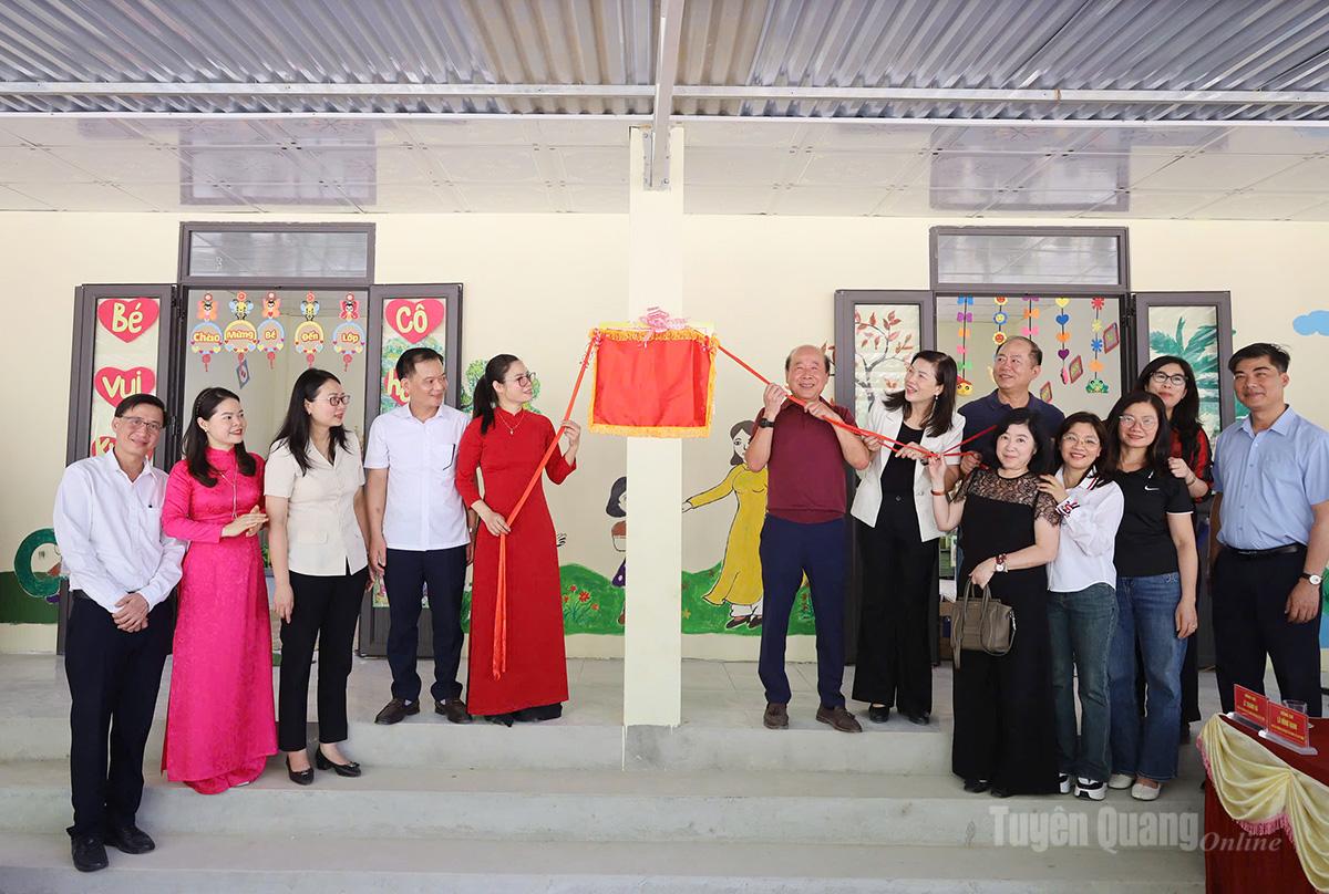 Phó Chủ tịch HĐND tỉnh Phạm Thị Minh Xuân dự Lễ khánh thành và trao tặng điểm trường mầm non thôn Thượng, xã Bằng Hành