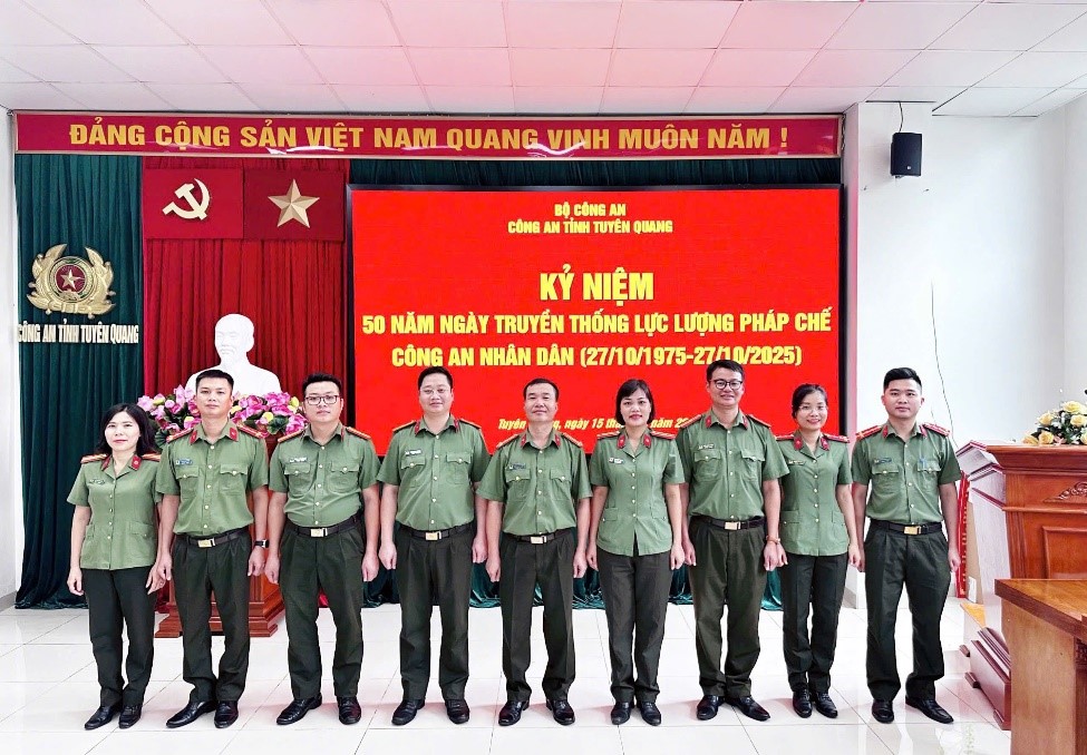 NHÌN LẠI TRUYỀN THỐNG 50 NĂM LỰC LƯỢNG PHÁP CHẾ TRONG CÔNG AN NHÂN DÂN - LỰC LƯỢNG PHÁP CHẾ CÔNG AN TỈNH TUYÊN QUANG VỮNG BƯỚC XÂY DỰNG, PHÁT TRIỂN VÀ TRƯỞNG THÀNH