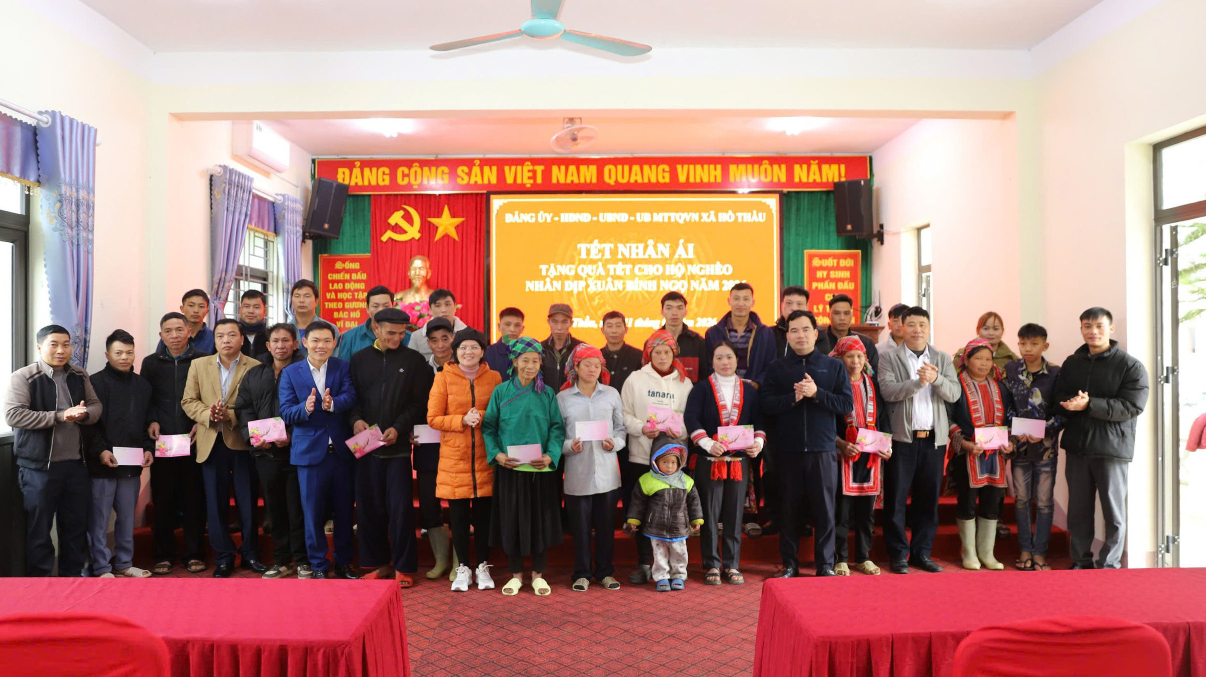 Xã Hồ Thầu: 100% gia đình chính sách, hộ nghèo được tặng quà tết Nguyên Đán 2026