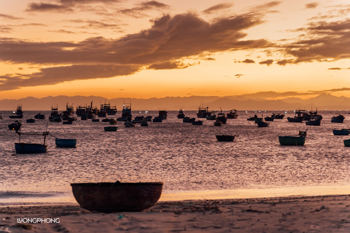 Ngỡ ngàng vẻ đẹp hoàng hôn buông xuống làng chài thôn Mỹ Hiệp
