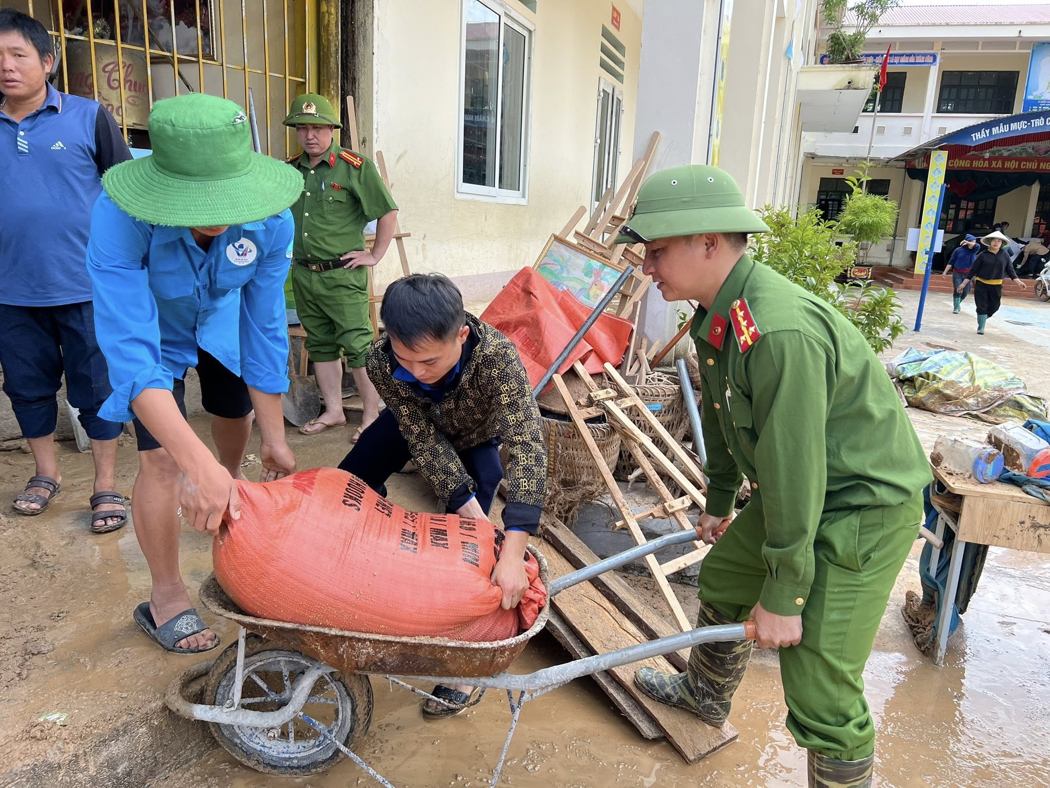 KHẮC PHỤC HẬU QUẢ MƯA LỚN TẠI TRƯỜNG PTDTBT TH&THCS THÀNG TÍN 