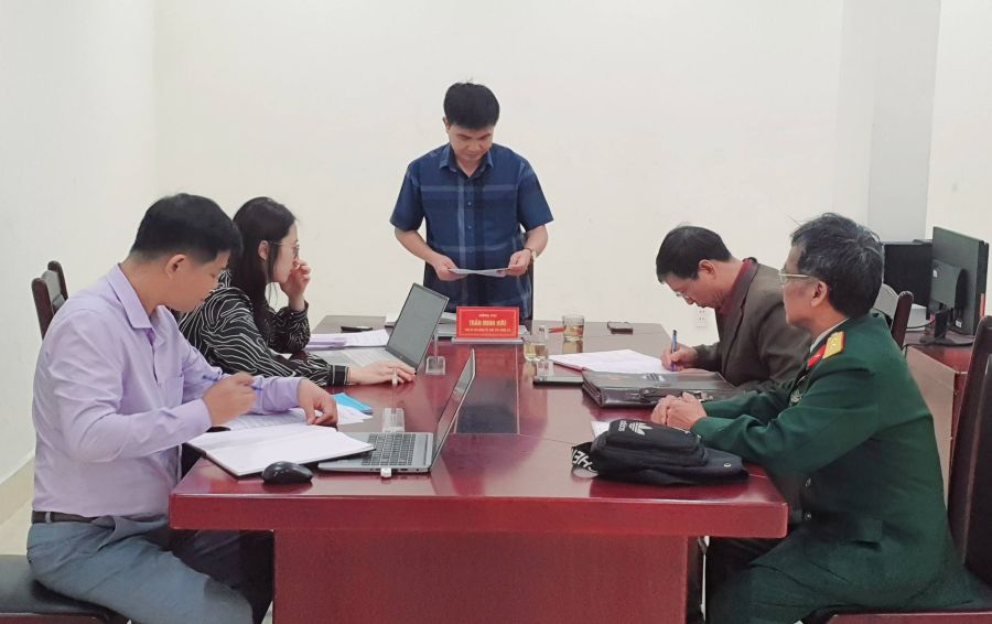 Đồng chí Trần Minh Hữu – Phó Bí thư Đảng ủy, Chủ tịch UBND xã tiếp công dân đột xuất.