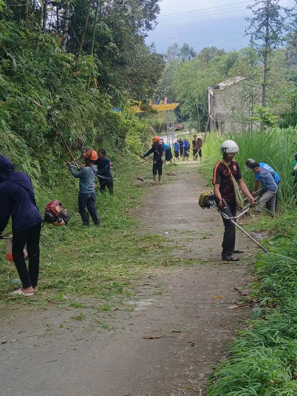 XÃ TRUNG THỊNH NHÂN DÂN CÁC THÔN CHỦ ĐỘNG BẢO DƯỠNG, SỬA CHỮA ĐƯỜNG GIAO THÔNG