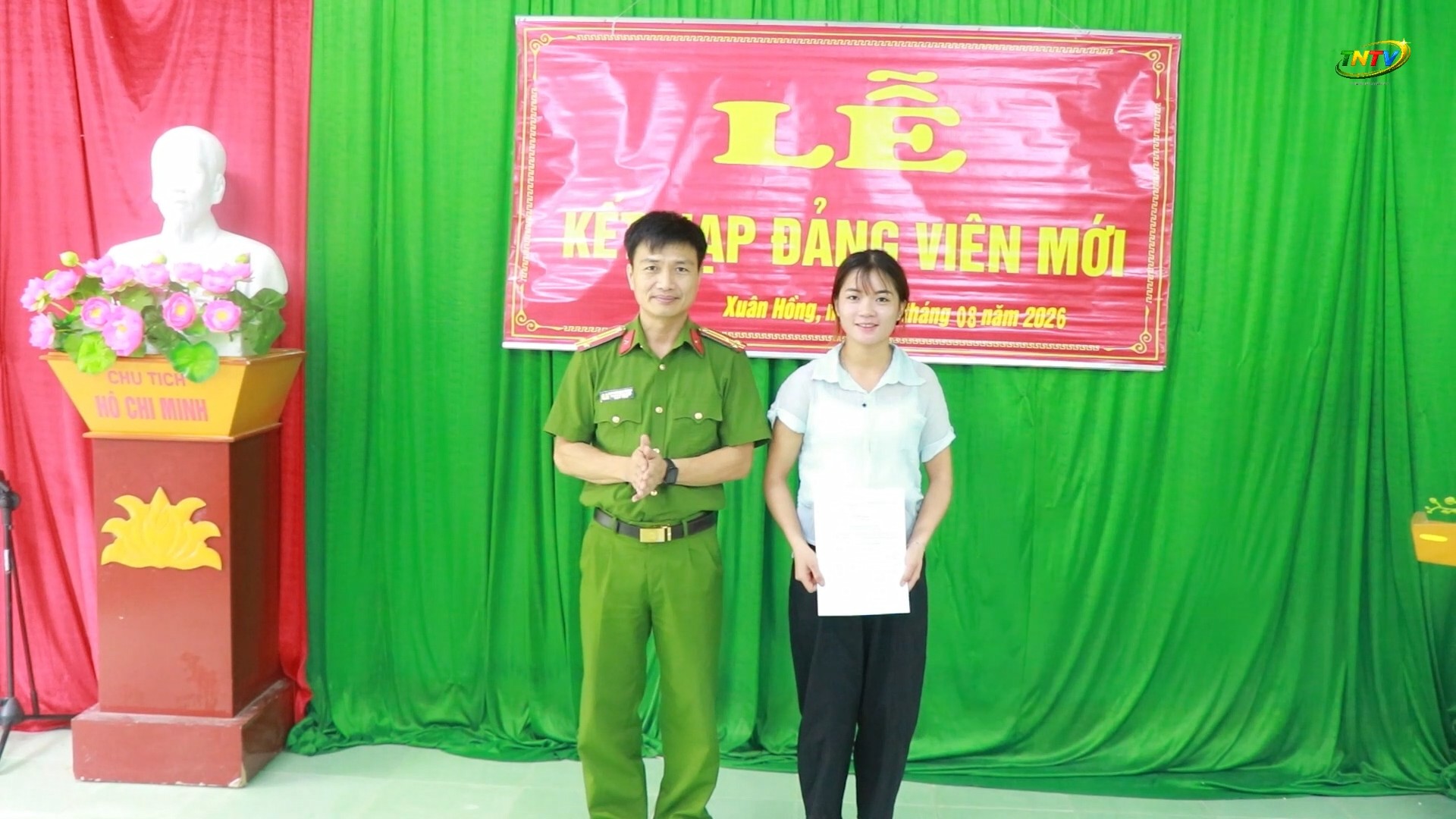 Chi bộ thôn Xuân Hồng tổ chức Lễ kết nạp đảng viên mới
