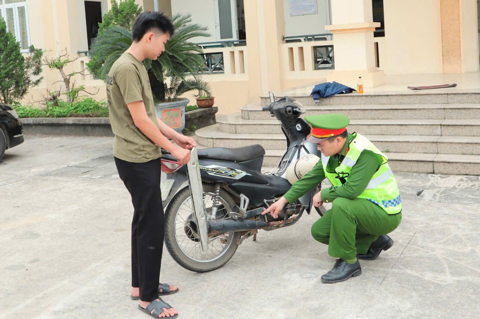 CÔNG AN XÃ TRƯỜNG SINH CẢNH BÁO HÀNH VI "ĐỘ XE" TRÁI QUY ĐỊNH