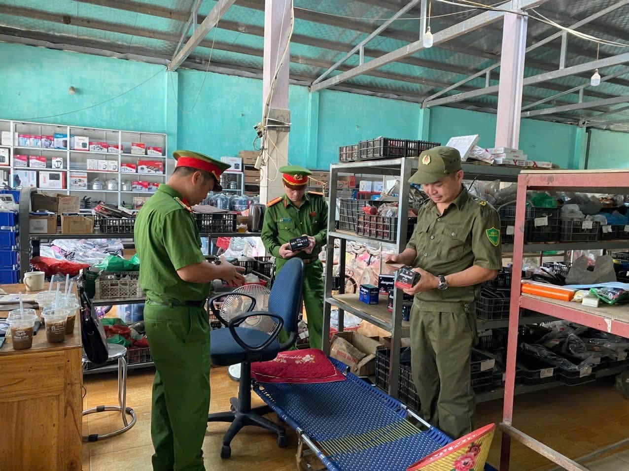 CÔNG AN XÃ THÁI HÒA TĂNG CƯỜNG TUYÊN TRUYỀN, HƯỚNG DẪN, KIỂM TRA AN TOÀN PCCC VÀ CNCH ĐỐI VỚI CÁC CƠ SỞ KINH DOANH, SỬA CHỮA XE ĐIỆN, KHO CHỨA PIN VÀ LINH KIỆN XE ĐIỆN
