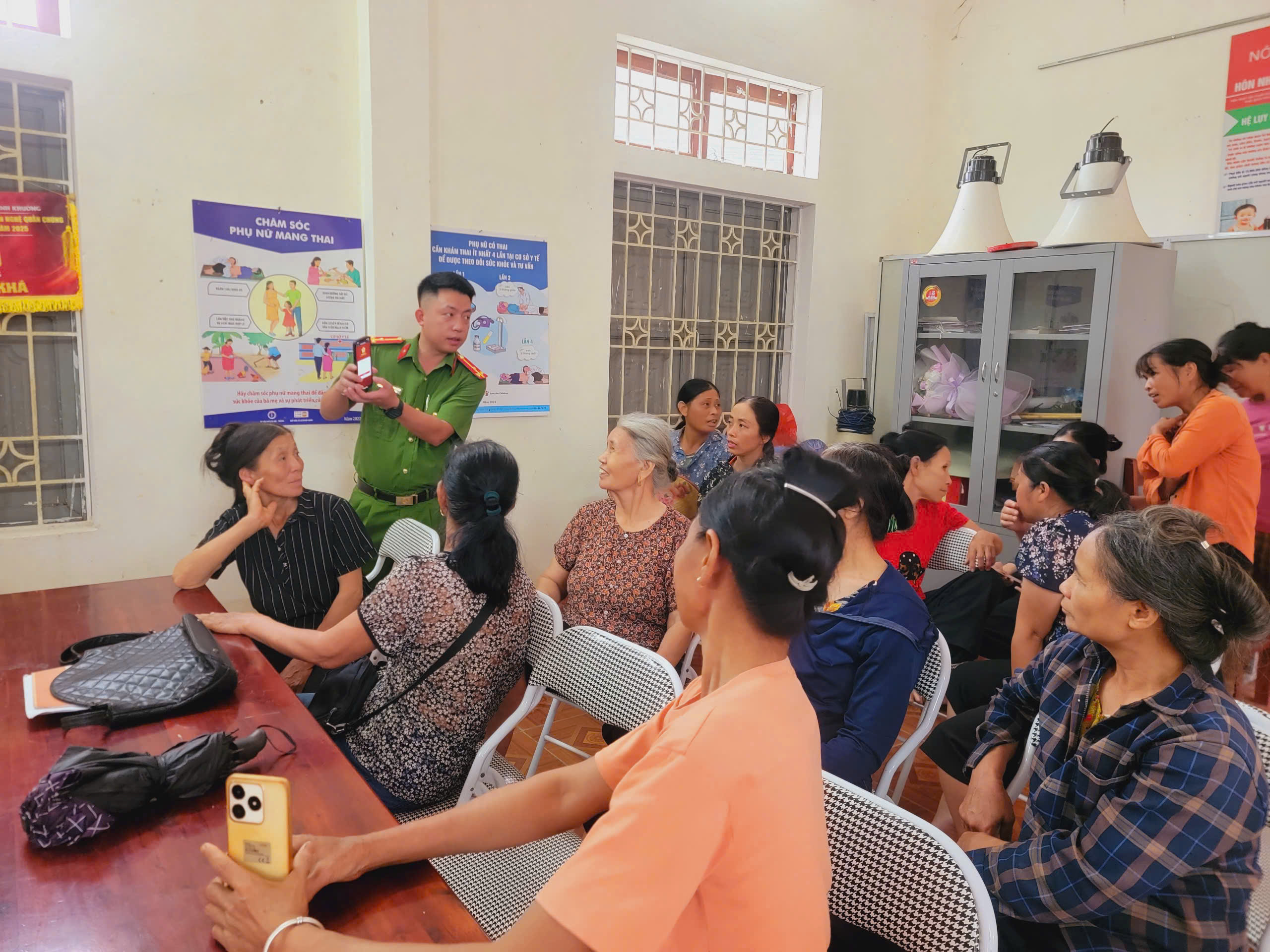 CÔNG AN XÃ BẠCH XA HƯỞNG ỨNG PHONG TRÀO THI ĐUA “BA NHẤT”, TĂNG CƯỜNG HỖ TRỢ KÍCH HOẠT ĐỊNH DANH ĐIỆN TỬ CHO TRẺ EM DƯỚI 14 TUỔI