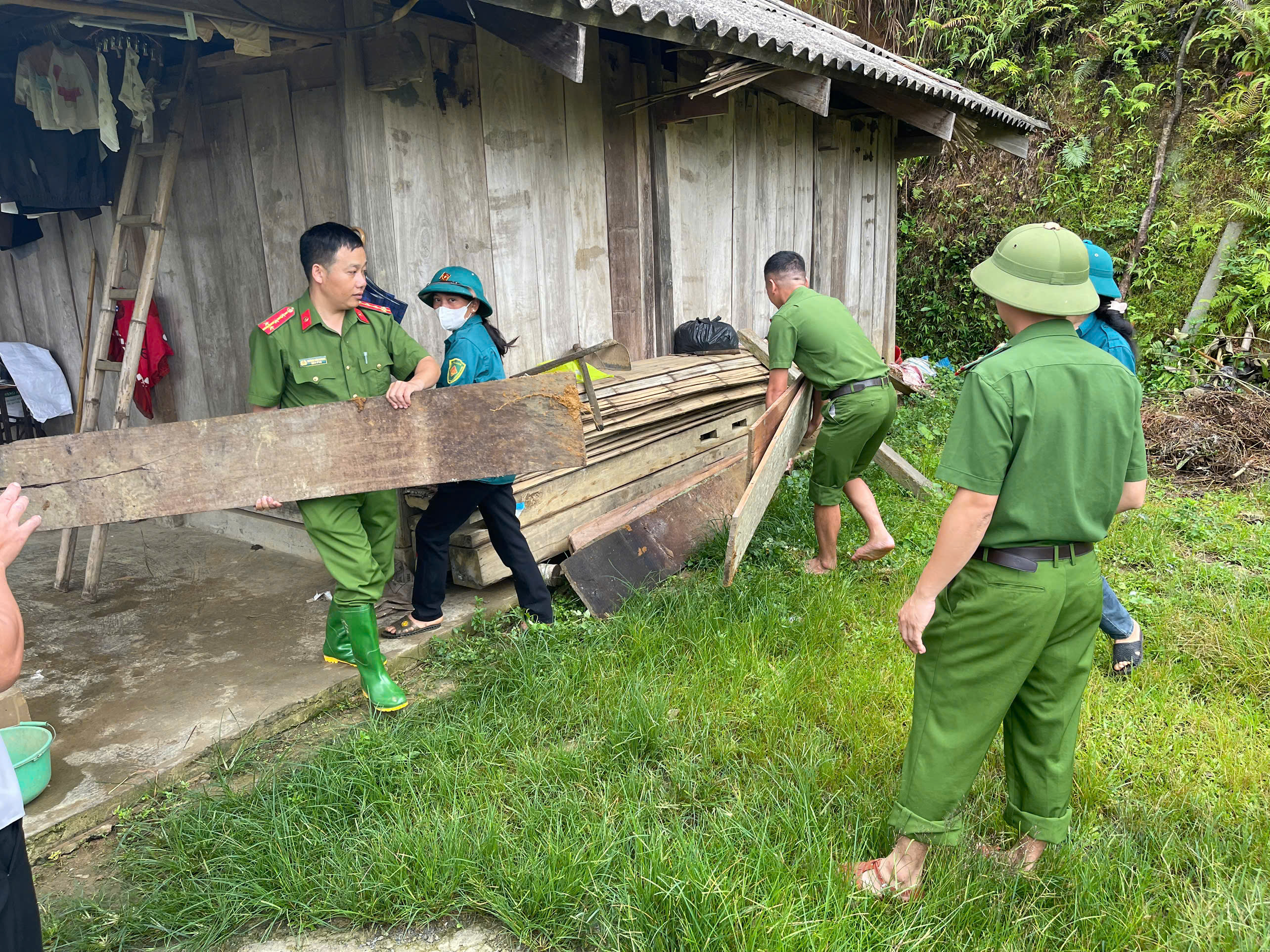 CÔNG AN XÃ THƯỢNG NÔNG KHẨN TRƯƠNG HỖ TRỢ NHÂN DÂN DI DỜI TÀI SẢN, ỨNG PHÓ SẠT LỞ ĐẤT