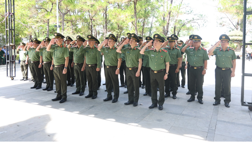 ĐOÀN CÔNG TÁC BỘ CÔNG AN DÂNG HƯƠNG, DÂNG HOA TƯỞNG NIỆM CÁC ANH HÙNG LIỆT SĨ TẠI TỈNH QUẢNG TRỊ