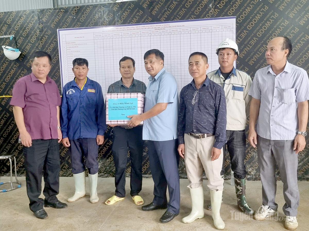 Phó Chủ tịch Thường trực HĐND tỉnh Hầu Minh Lợi kiểm tra tiến độ các công trình tại xã Thắng Mố