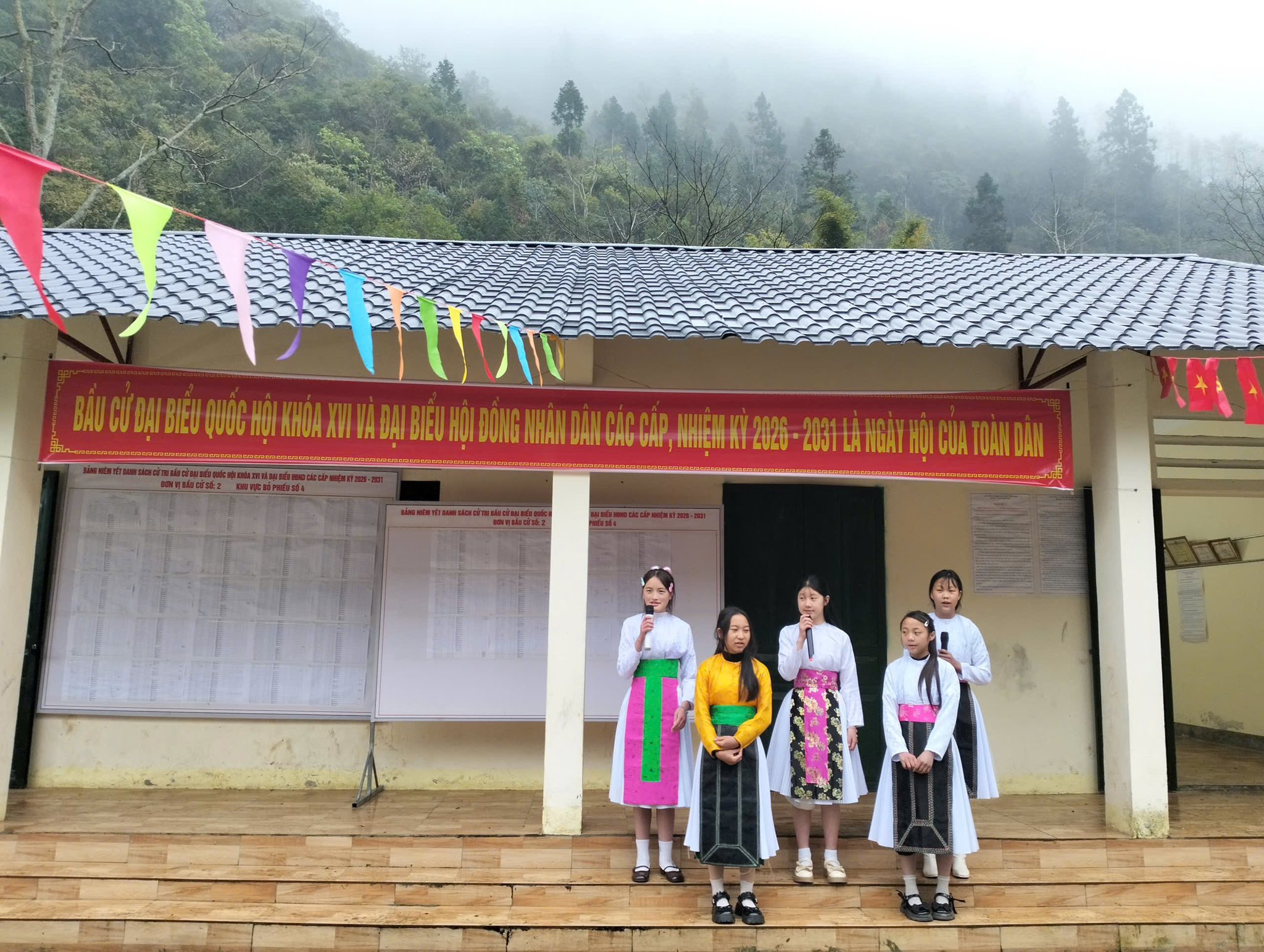 HỌC SINH VÀ NHÂN DÂN BIỂU DIỄN VĂN NGHỆ PHỤC VỤ CỬ TRI TẠI KHU VỰC BỎ PHIẾU SỐ 04, XÃ PHỐ BẢNG