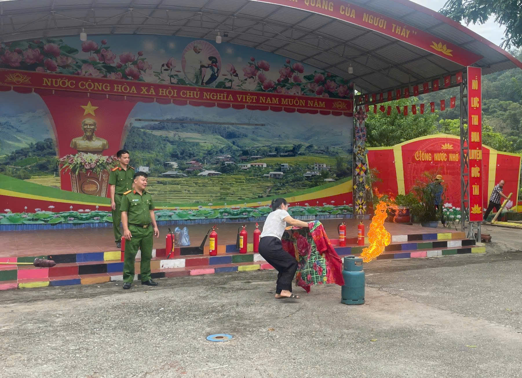 Công an xã Tát Ngà tổ chức lớp trải nghiệm thực hành chữa cháy và cứu nạn, cứu hộ quý III/2026