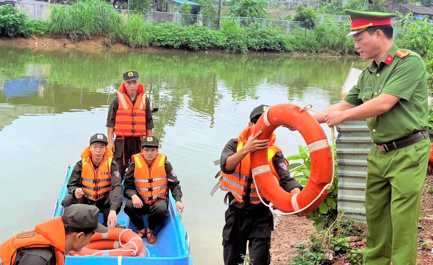 CHỦ ĐỘNG PHƯƠNG ÁN "4 TẠI CHỖ": PHÒNG CẢNH SÁT CƠ ĐỘNG SẴN SÀNG ỨNG PHÓ MƯA LŨ