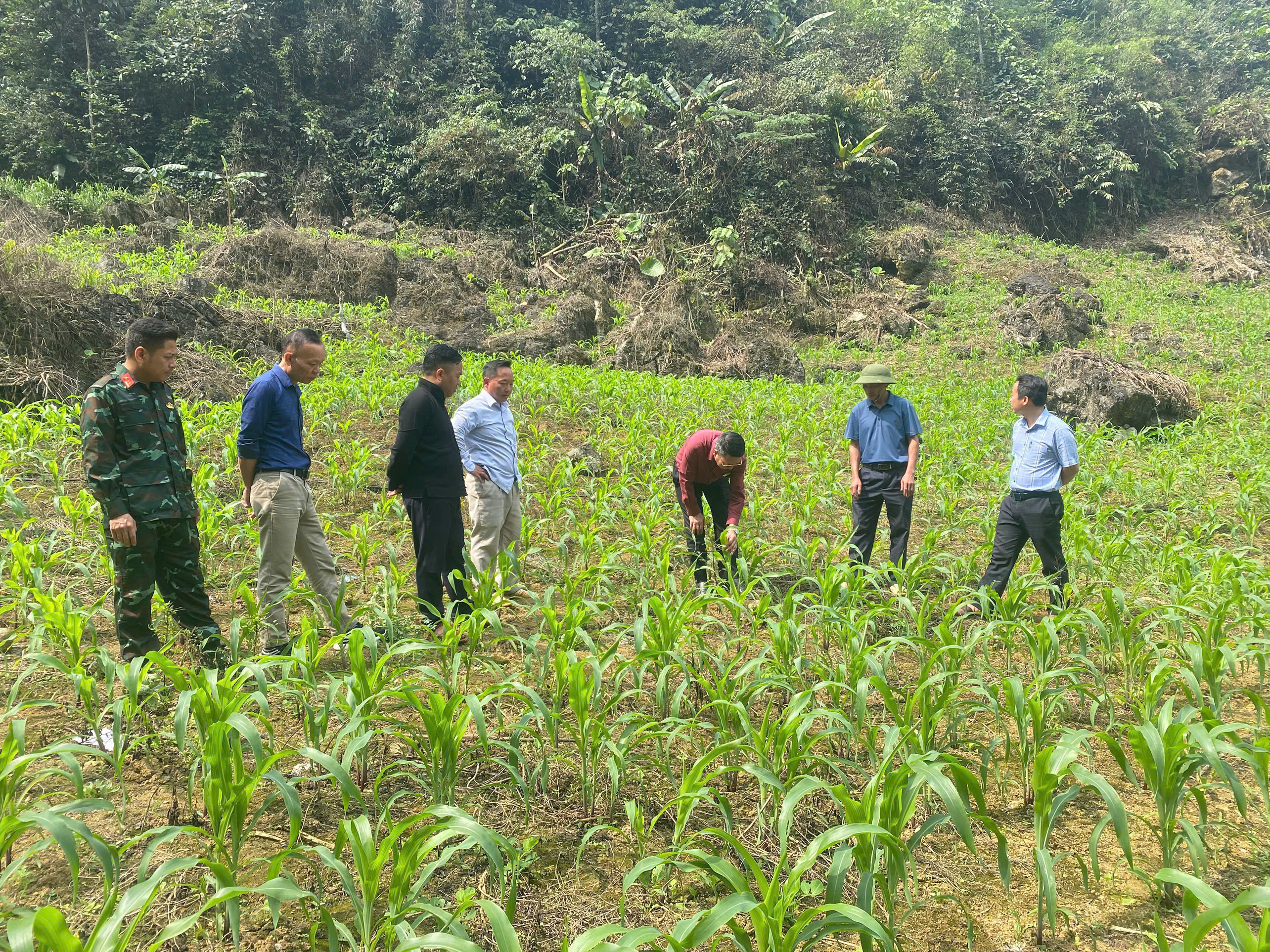 Đoàn kiểm tra UBND xã làm việc tại thôn Hoàng Lỳ Pả