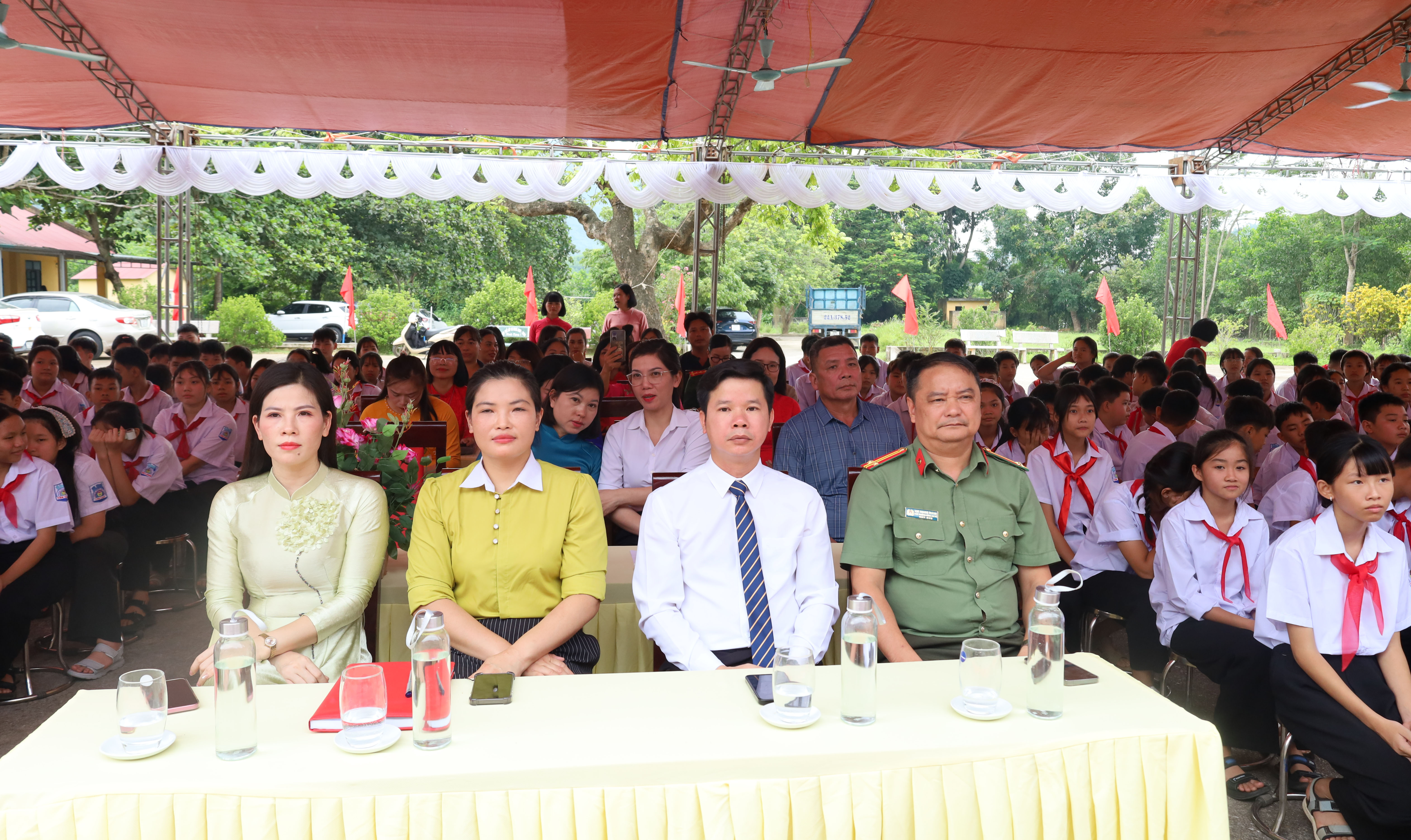 Đồng chí Trần Đức Luân, Chủ tịch UBND xã Tân Long  dự Lễ khai giảng tại Trường  Trung học cơ sở Tân Long