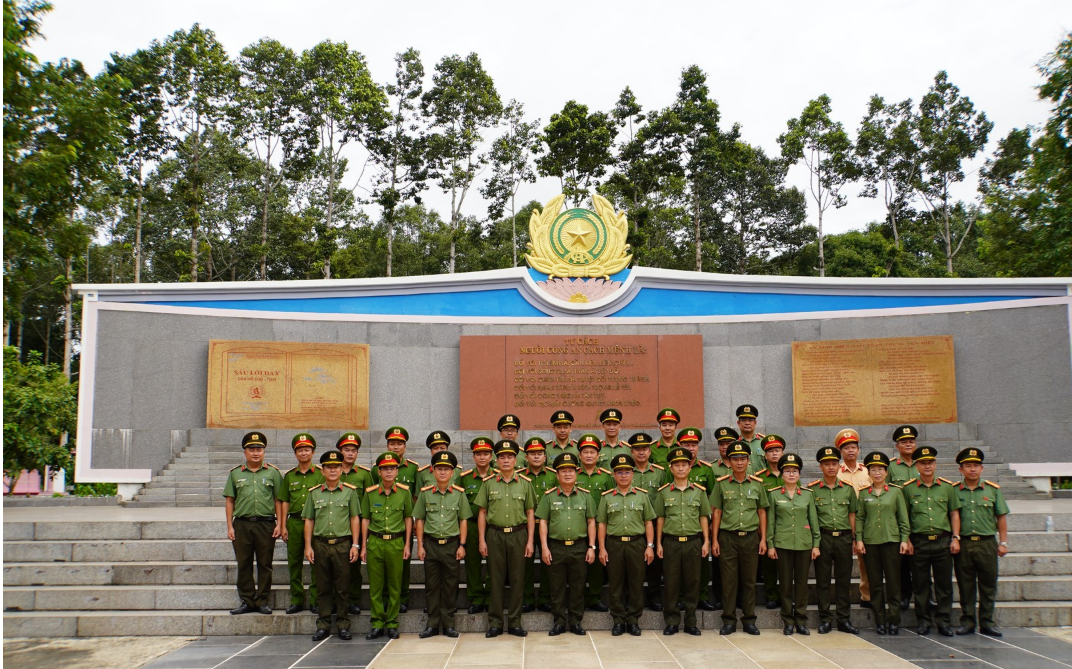 DÂNG HƯƠNG TRI ÂN CÁC ANH HÙNG LIỆT SĨ VÀ THĂM GIA ĐÌNH CHÍNH SÁCH TẠI TÂY NINH