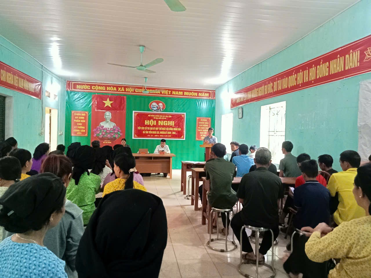 Tổ đại biểu số 4 HĐND xã Tân Tiến tổ chức tiếp xúc cử tri sau kỳ họp thứ nhất